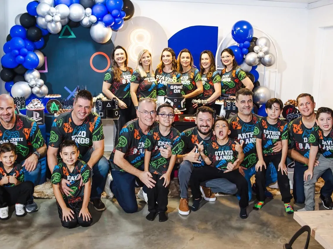 Família em festa temática vestindo camisetas personalizadas Jana Jô