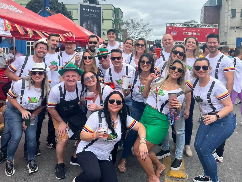 Grupo de amigos em evento vestindo camisetas personalizadas Jana Jô