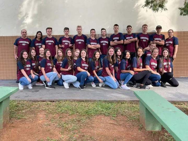 Turma escolar vestindo camisetas de formatura personalizadas Jana Jô