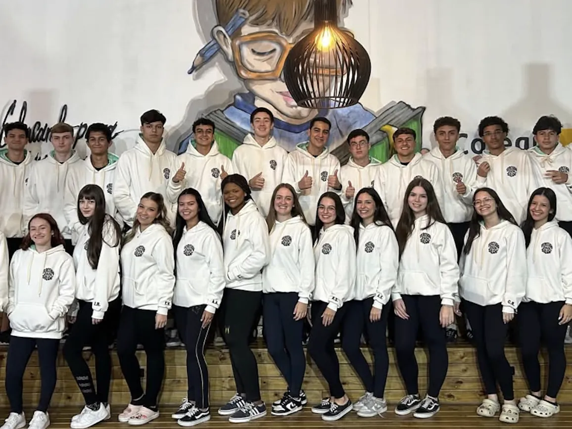 Turma de formandos vestindo moletons personalizados Jana Jô