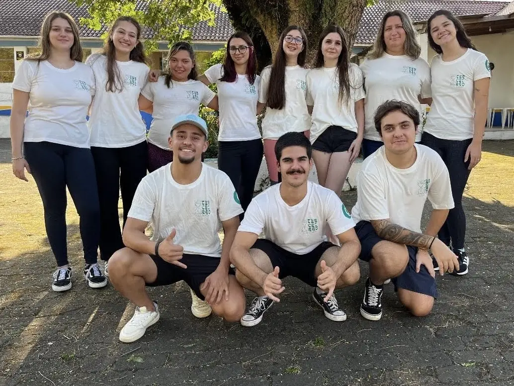 Turma universitária vestindo camisetas personalizadas Jana Jô
